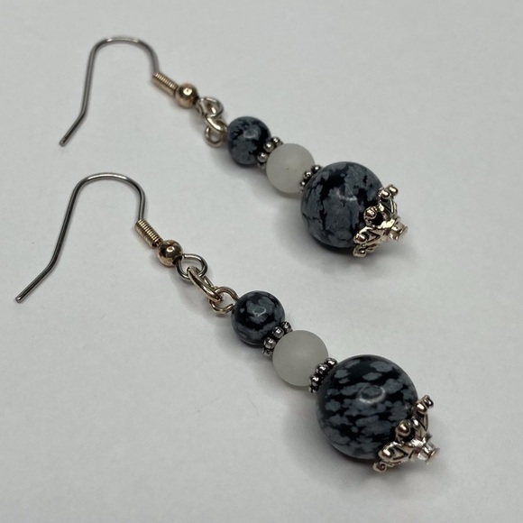 HAND CRAFTED EARRINGS Snowflake Obsidian & Snow Quartz Beaded Dangle Drop NWT - Picture 4 of 13